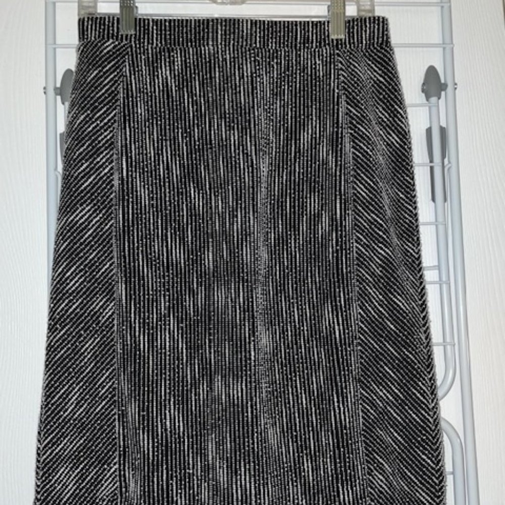 Banana Republic Size 6 Black and White Printed Skirt--Knee Length